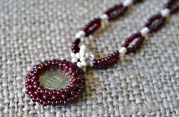 A lázsiások mintájára, pénz befoglalásával késztett nyakék A lázsiások mintájára, pénz befoglalásával késztett nyakék