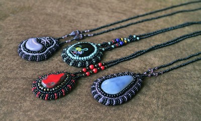 Nagyszem� gy�ngy felhaszn�l�s�val h�mzett med�lok