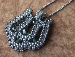 Tulip�n med�l csiszolt gy�ngy�kkel